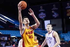 包含今夜山东男篮调整名单以备国王杯；调整名单环节打磨；更衣室稳定；训练强度明显提升的词条